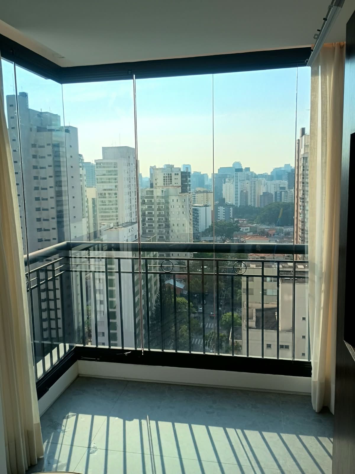 Sacada de apartamento em Moema com película cerâmica
