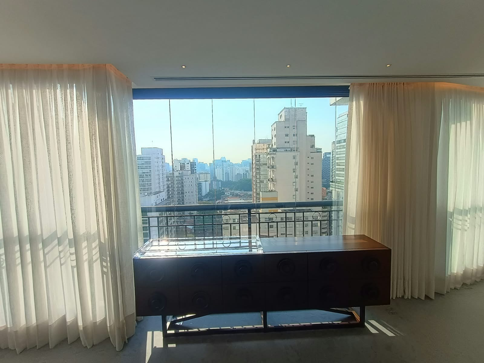 Ambiente iluminado com sacada protegida por película cerâmica