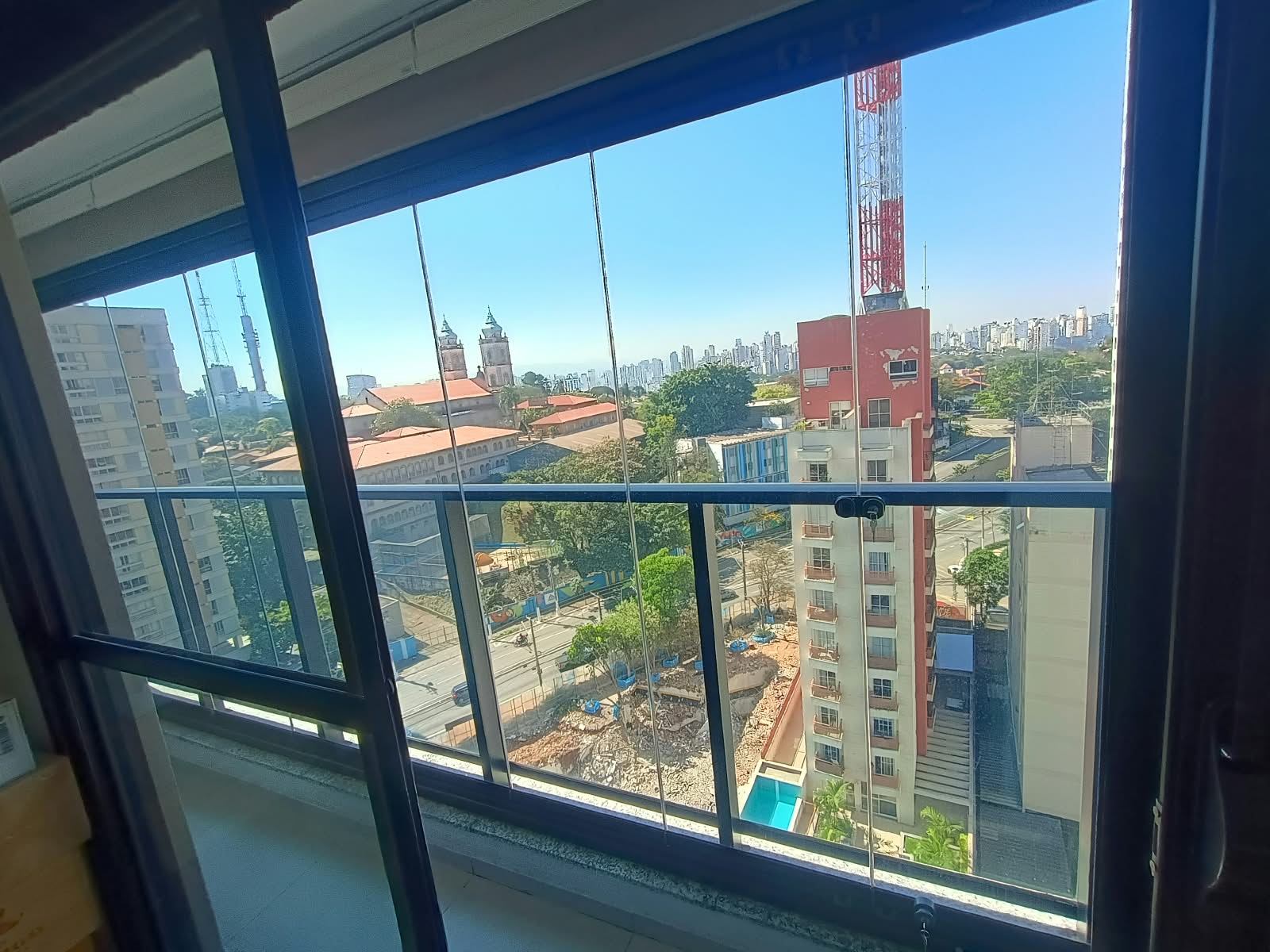 Vista através dos vidros de sacada com película Prestige 70X