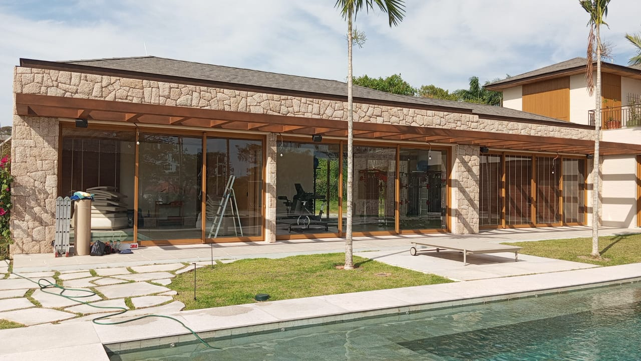 Área externa e portas de vidro da residência com Prestige 90X