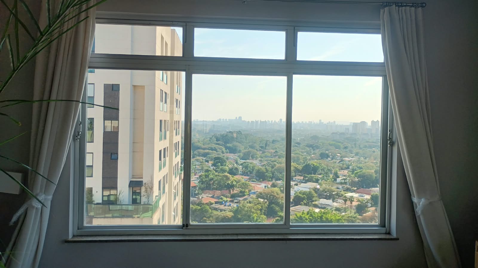 Janela de apartamento protegida com película de segurança