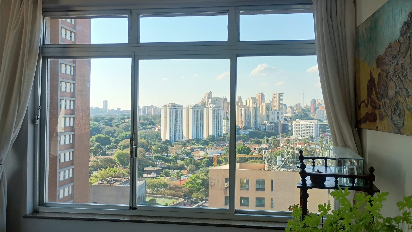 Película de segurança em janela com vista urbana