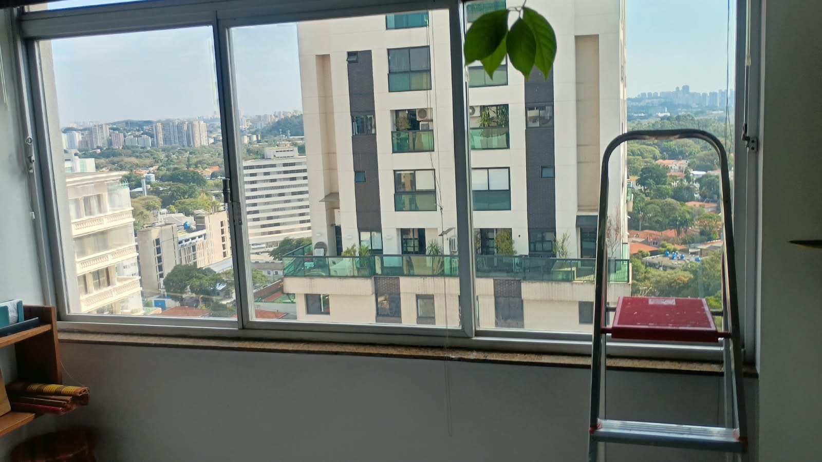 Aplicação de película em ampla janela de apartamento