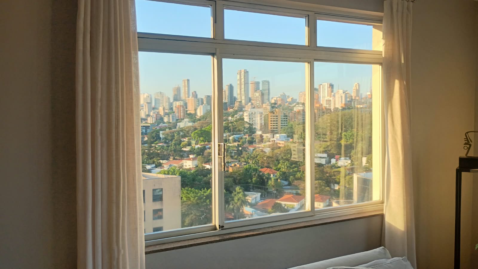 Janela residencial protegida mantendo a luminosidade